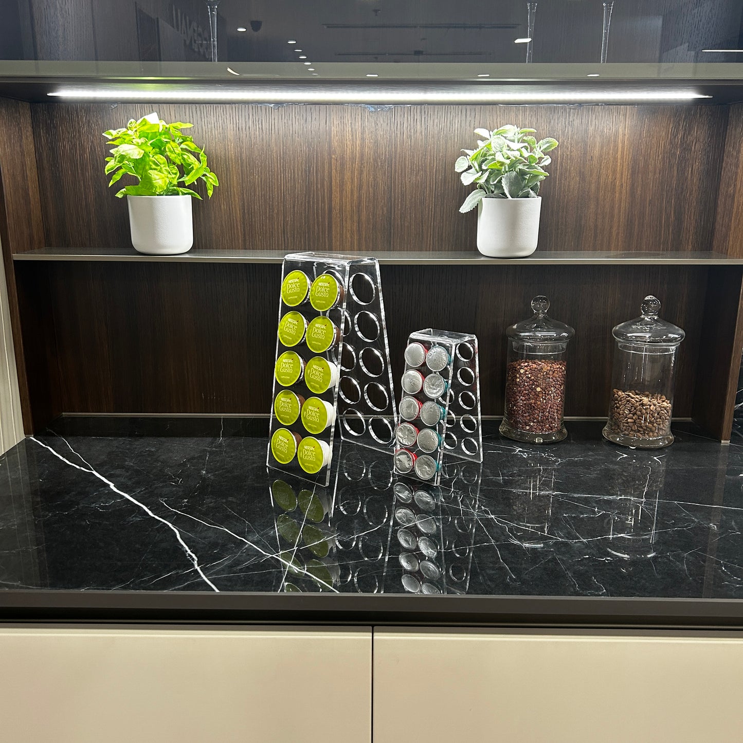 Compact capsules dispenser